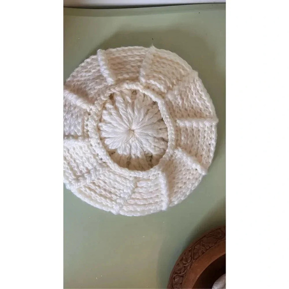 VTG Women’ Handmade Ivory Chunky Knit Crochet Beret Hat Pom pom Japan Acrylic - Picture 5 of 7